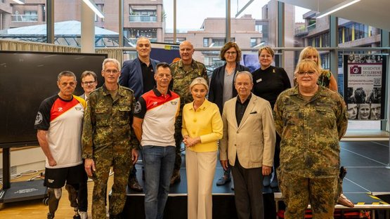 Das Gruppenfoto zeigt einige der am Ausstellungs- und Veranstaltungsprogramm in Münster beteiligten Kooperationspartner - v.l.n.r. Armin Witczak (Gesicht des Lebens), Jens Effkemann (Regionalgeschäftsführer des Volksbundes), Brigadegeneral Jens Arlt (Standortältester der Bundeswehr in Münster), Oberstabsfeldwebel a.D. Jürgen Görlich (1. Stellvertreter des Bundesvorsitzenden vom Deutschen Bundeswehrverband), Thomas Kroner (Gesicht des Lebens), Künstler Andreas Steinkat, Bürgermeisterin Angela Stähler (Stadt Münster), Pastorin Daniela Fricke (Evangelisches Militärpfarramt Münster), Generalleutnant a.D. Bruno Kasdorf (Vorsitzender des Kuratoriums der Soldaten- und Veteranenstiftung), Esther Joy Dohmen (Direktorin der VHS-Münster), Claudia Schalling (Gesicht des Lebens) und Daniela Skrzypczak (Fotografin und Ausstellungsmacherin). 