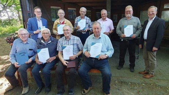 Das Gruppenfoto vor der Grillhütte in Münster-Albachten zeigt u.a. die acht geehrten Mitglieder der Kameradschaft St. Michael - von links (stehend) Jens Effkemann, den Regionalgeschäftsführer, Ludger Hansen, Clemens Eßmann, Thorsten Kähler, Ludger Winkelsett und Wolfgang Heuer, den Kreisvorsitzenden, sowie (sitzend) Josef Häming, Werner Schöppner, Wolfgang Klammer und Johannes Beckmann.