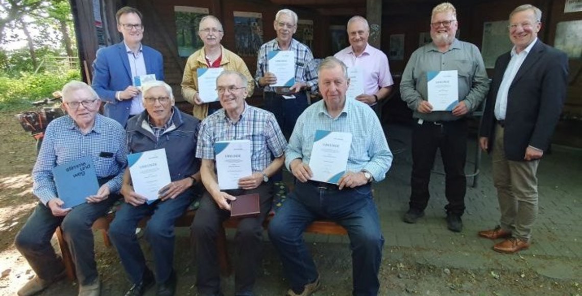 Das Gruppenfoto vor der Grillhütte in Münster-Albachten zeigt u.a. die acht geehrten Mitglieder der Kameradschaft St. Michael - von links (stehend) Jens Effkemann, den Regionalgeschäftsführer, Ludger Hansen, Clemens Eßmann, Thorsten Kähler, Ludger Winkelsett und Wolfgang Heuer, den Kreisvorsitzenden, sowie (sitzend) Josef Häming, Werner Schöppner, Wolfgang Klammer und Johannes Beckmann.